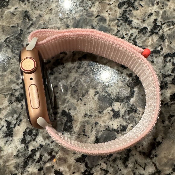 Apple Watch - SE 1st Gen - 40mm - Picture 4 of 4